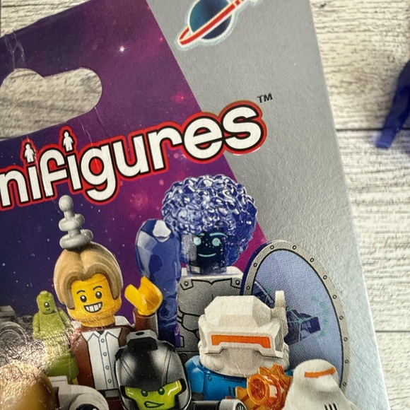 LEGO Minifigures 71046 Purple Girl - Picture 2 of 2